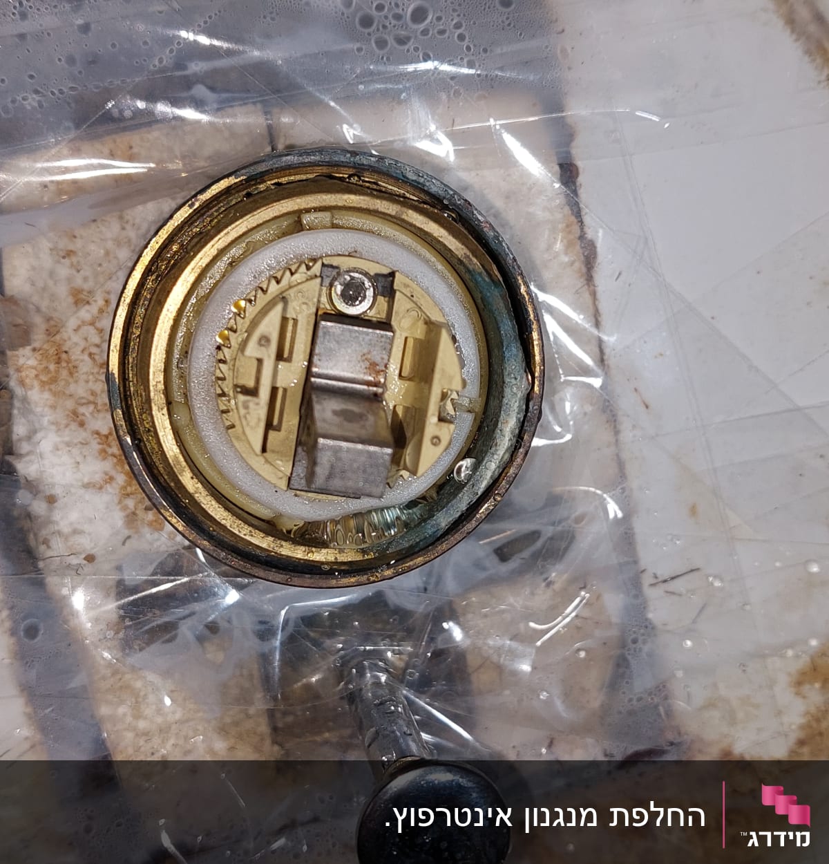 חלק פנימי של ברז עם חלודה ותיקון זמני